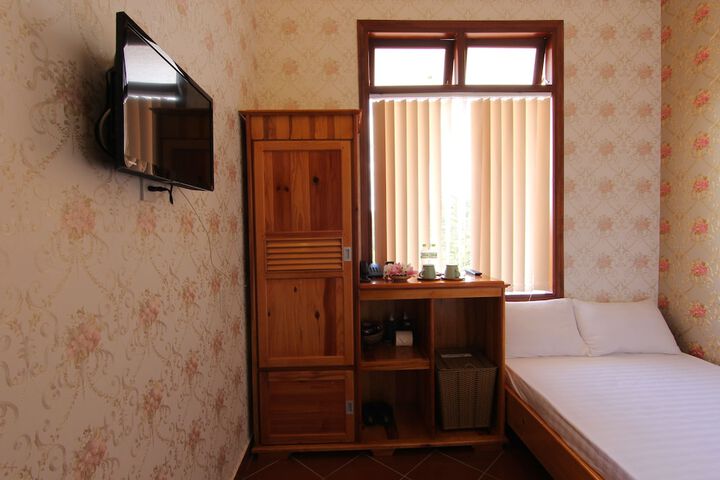 Room 12 of 210