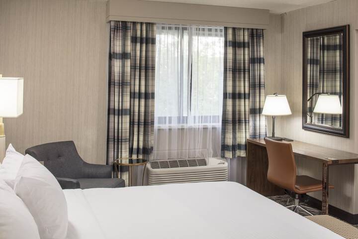 Lower Level 2 Queen Beds (4 of 7)