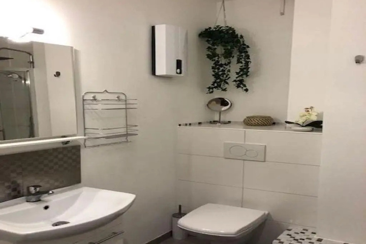 Room 7 of 9