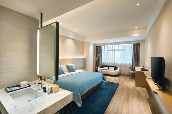 Room 33 of 73