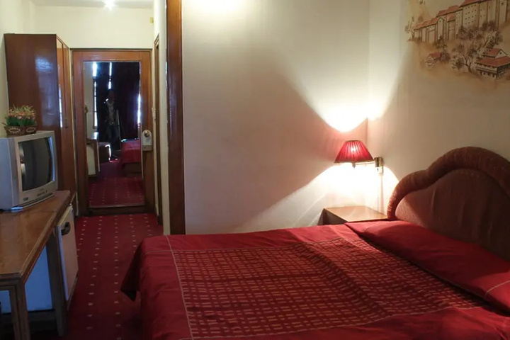 Room 6 of 11