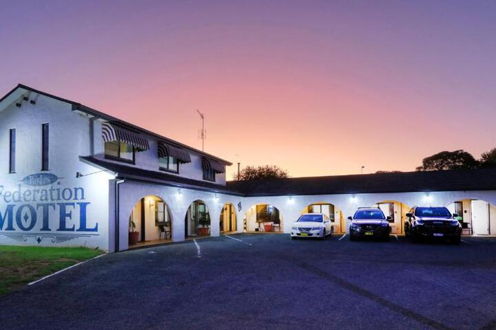 Exterior of Parkes Federation Motel
