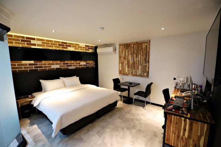 Room 4 of 27
