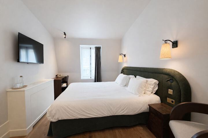 Room 32 of 85