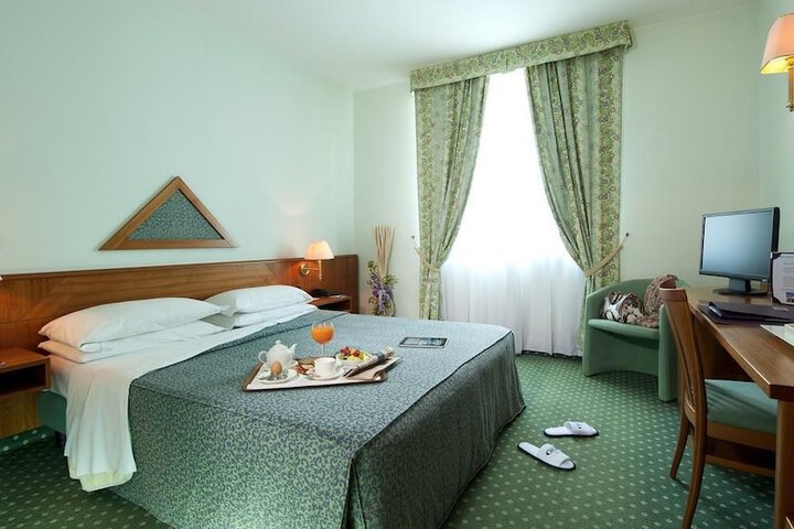 Room 10 of 46