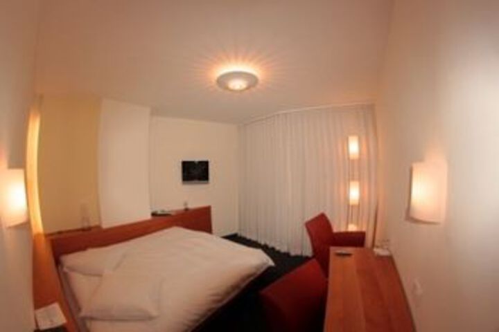 Room 48 of 106