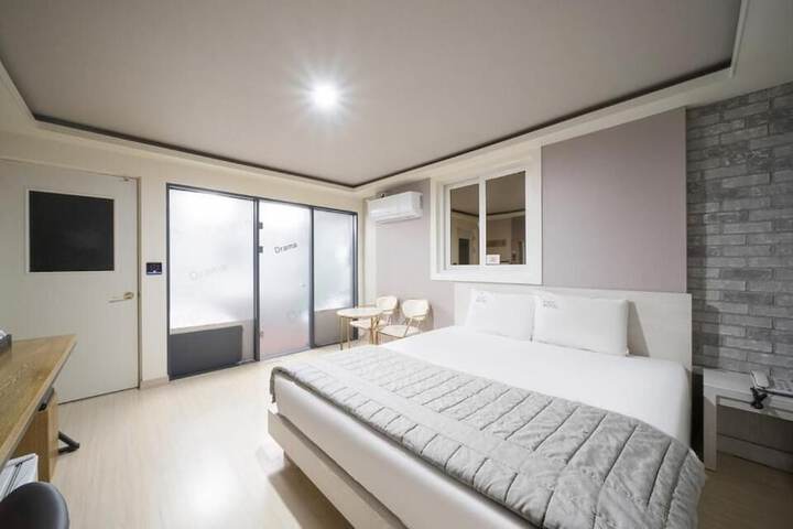 Room 5 of 13