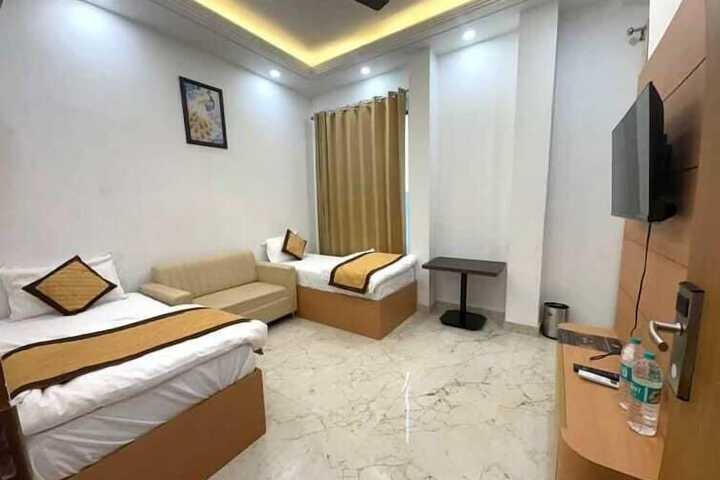 Room 6 of 33