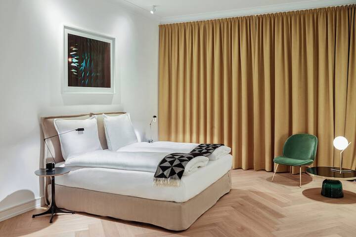 Room 33 of 65