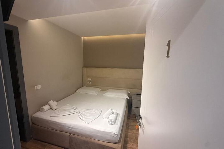 Room 10 of 34