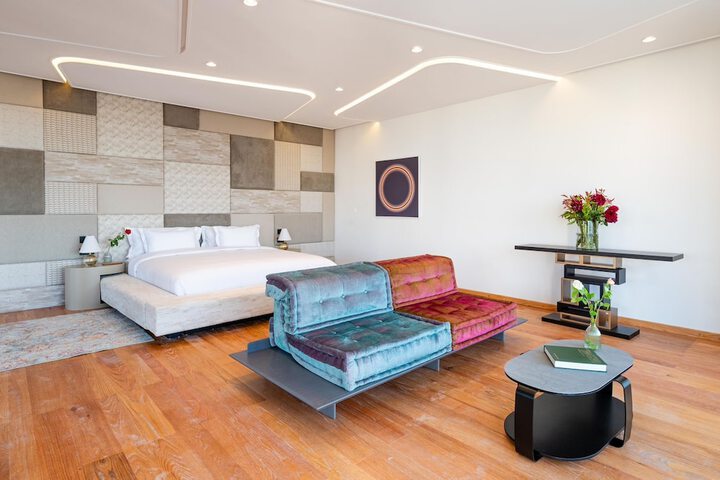 Room 6 of 14
