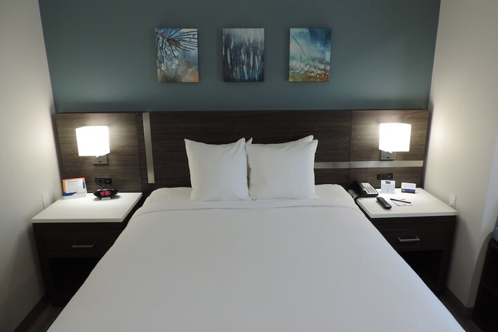 1 Queen Bed (3 of 16)