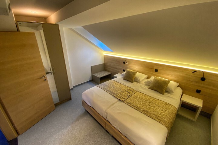 Room 9 of 71