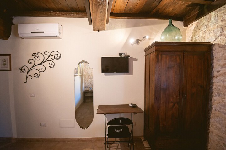 Room 7 of 115