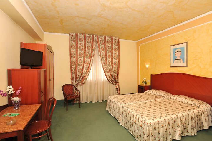Room 15 of 48