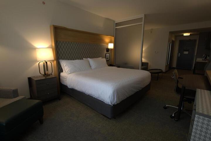1 King Bed (9 of 9)