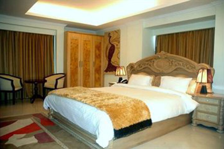 Room 4 of 28