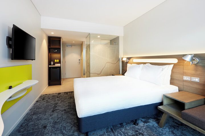 Room 5 of 40