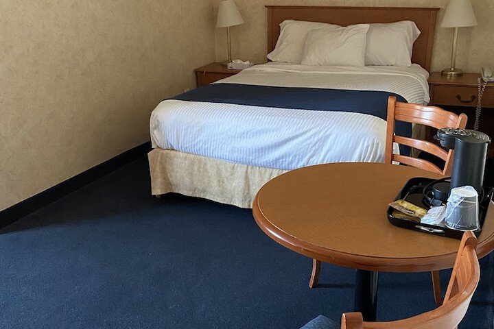 1 Queen Bed (8 of 9)