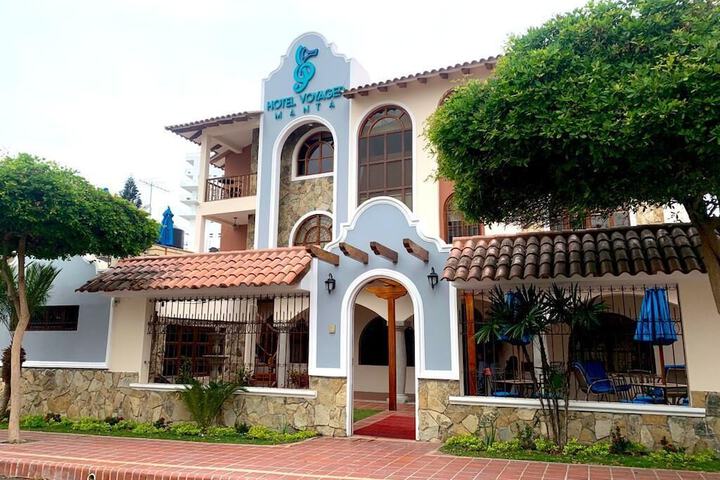 Exterior of Hotel Voyager Manta