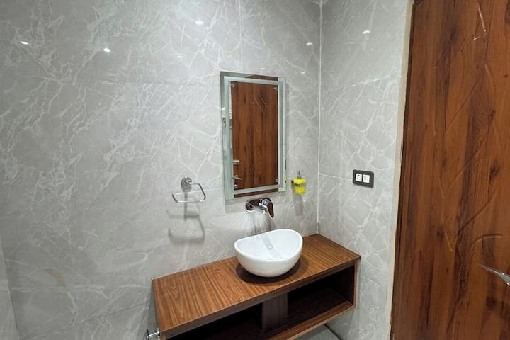 Room 12 of 16