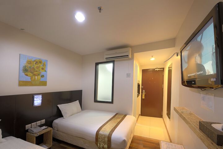 Room 11 of 32
