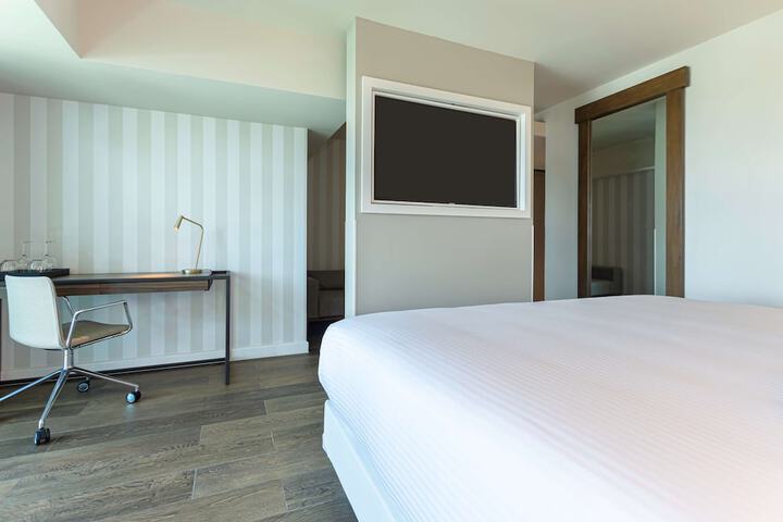 Room 13 of 33