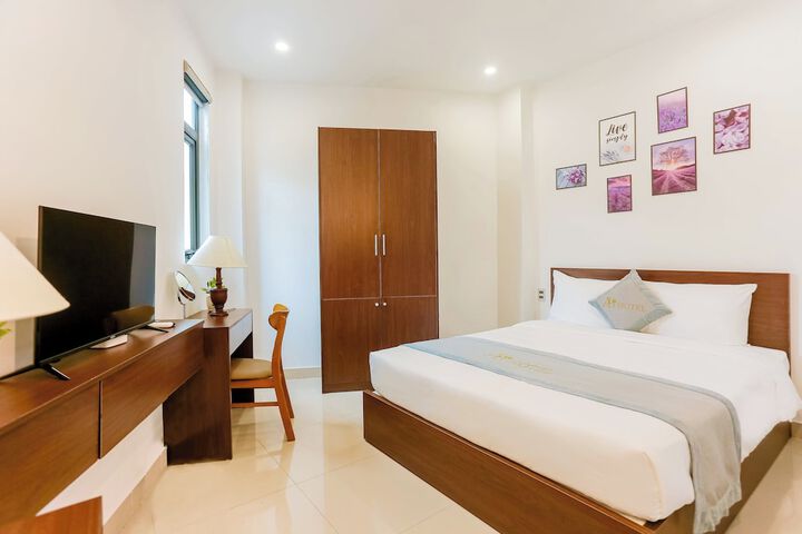 Room 5 of 12