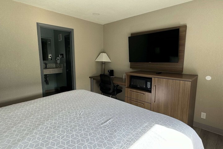 1 King Bed (5 of 5)