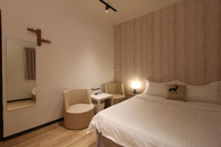 Room 7 of 12