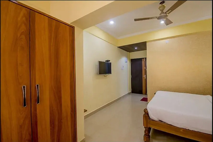 Room 4 of 12