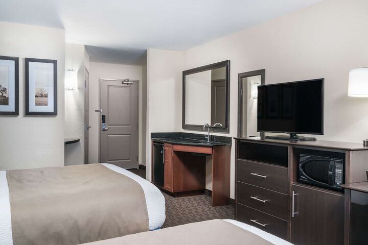 2 Queen Beds (2 of 8)