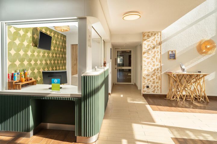 Entrance & Lobby