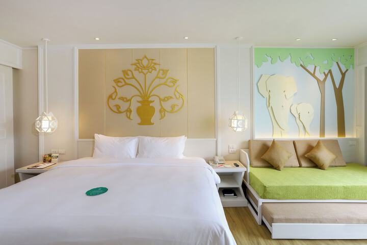 Room 34 of 182