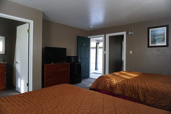 1 Queen Bed (2 of 18)
