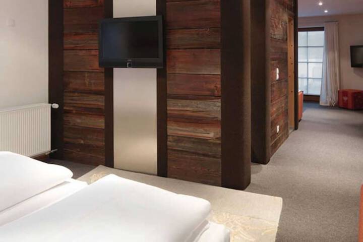 Room 5 of 32