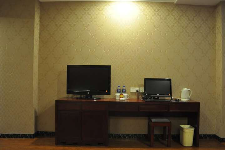 Room 12 of 28