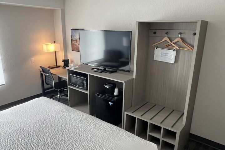 1 King Bed (4 of 6)