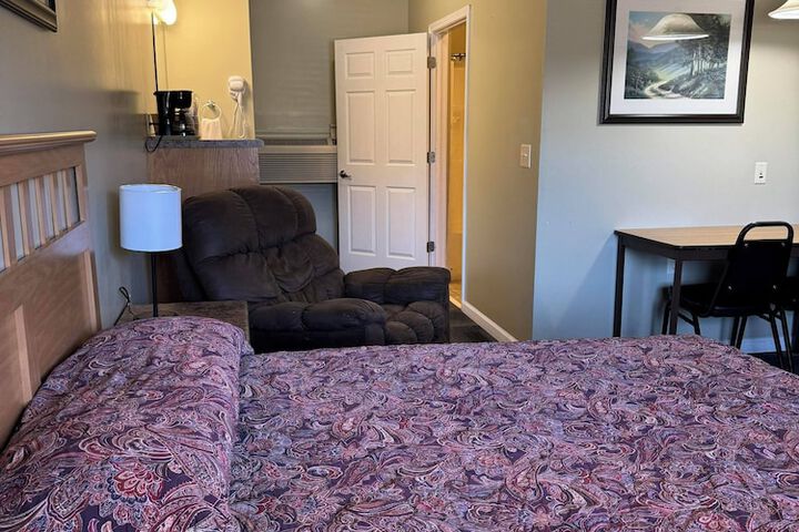 1 Queen Bed (4 of 14)