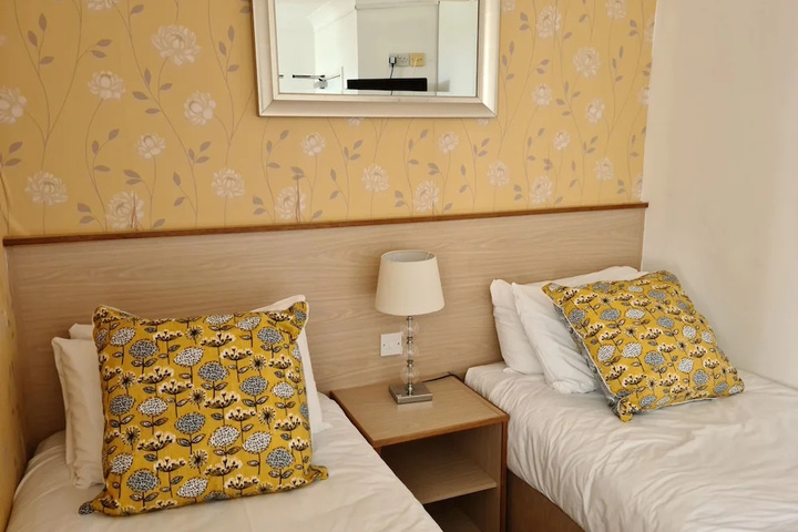 Room 6 of 15