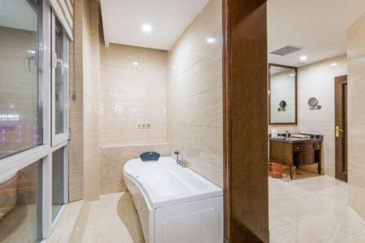 Baofeng International Hotel