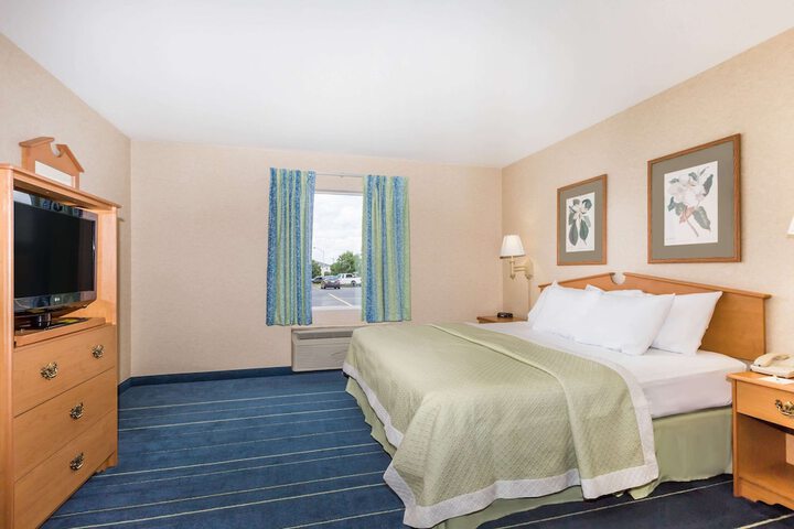 1 King Bed (2 of 16)