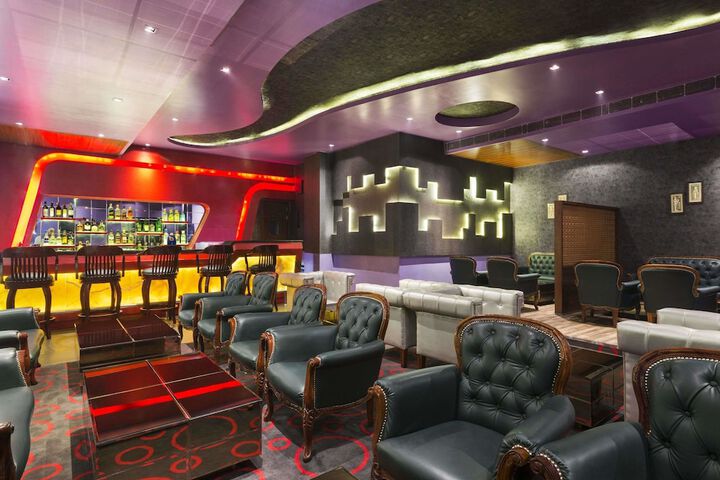 Lounge 31 of 42