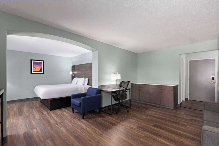 1 King Bed (5 of 15)