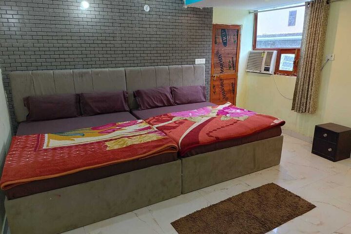 Room 5 of 6