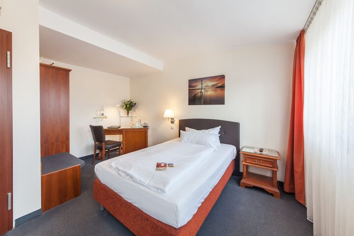 Room 9 of 37