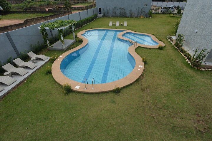 Pool 24 of 39