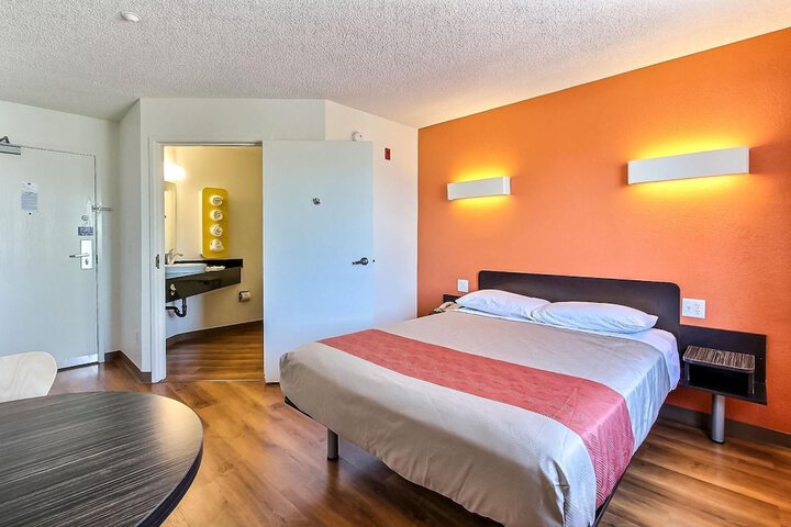1 Queen Bed (15 of 16)