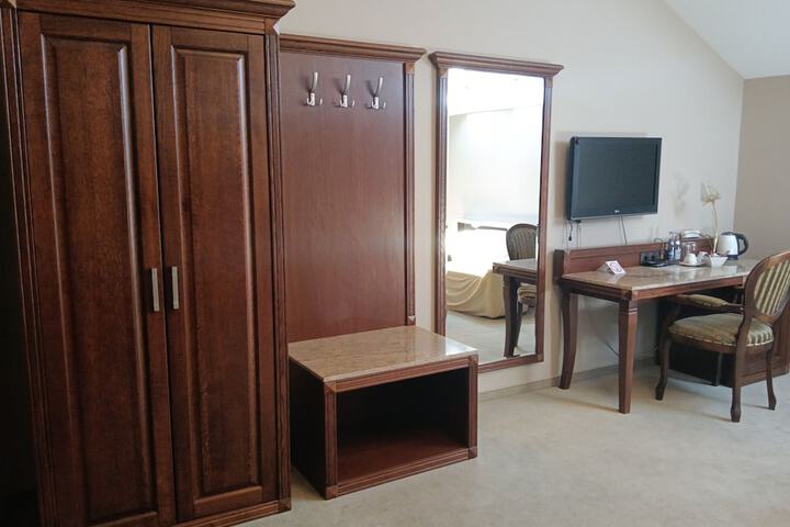 Room 9 of 77