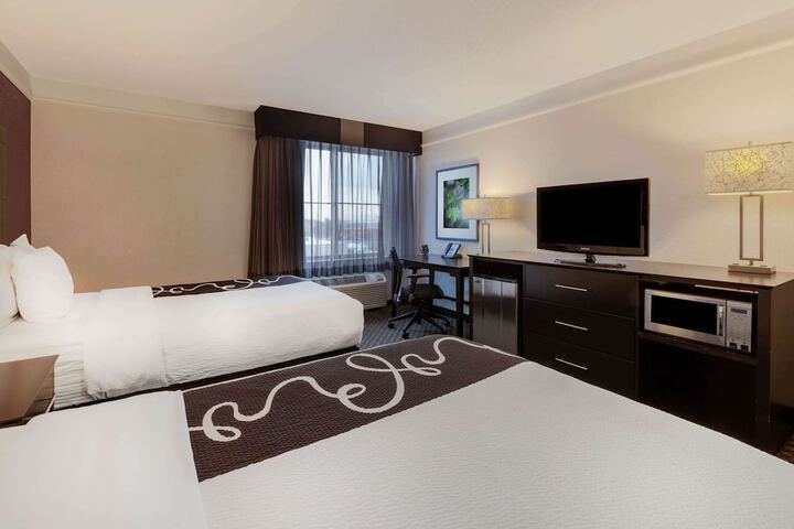 2 Double Beds (10 of 10)